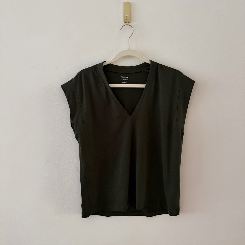 Frame Le Mid Rise V Top in Olive (S)